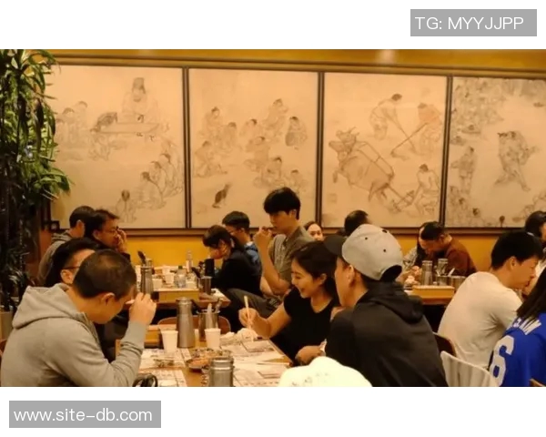 小杨与女友夜宵遭喷引发热议姚明若有自媒体是否也会遭遇同样境遇